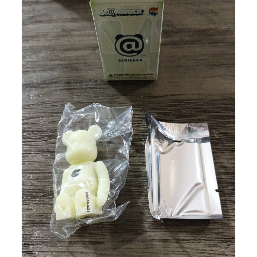 Bearbrick 100% Series 44 Basic C Glow Open Box